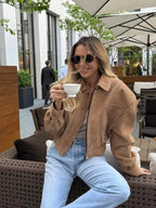 Veste courte en suédine marron pour femme avec zip et poches pratiques.