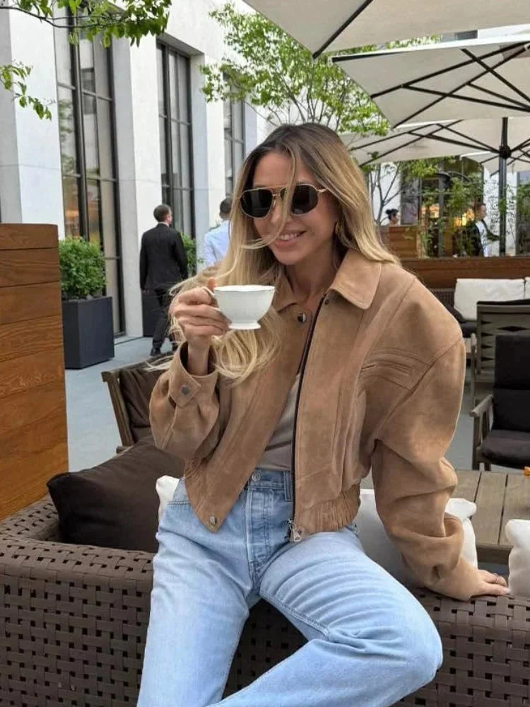 Veste courte en suédine marron pour femme avec zip et poches pratiques.