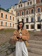 Veste courte en suédine marron pour femme, avec zip et poches pratiques.