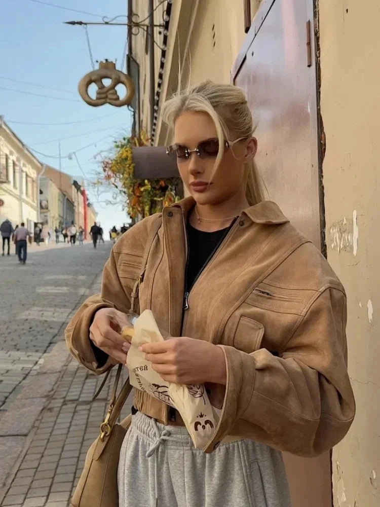 Veste courte en suédine marron pour femme avec zip et poches.