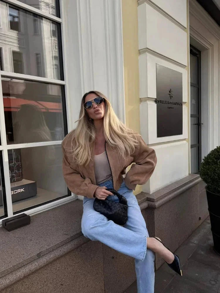 Veste courte en suédine marron pour femme avec zip et poches pratiques.