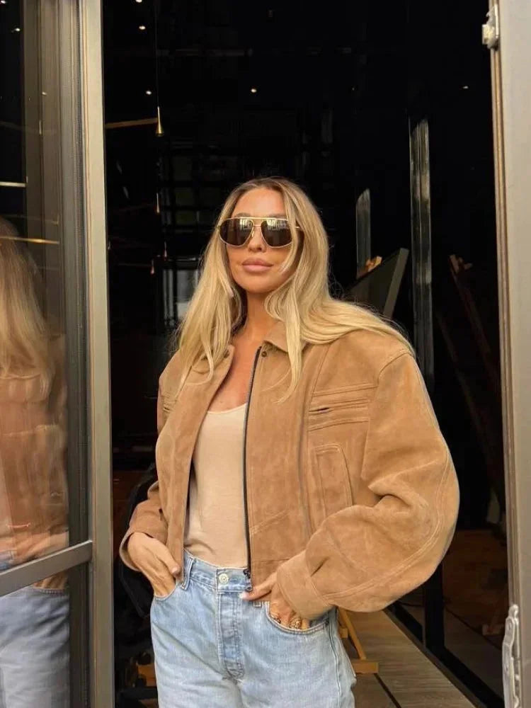 Veste courte en suédine beige pour femme, avec zip et poches.