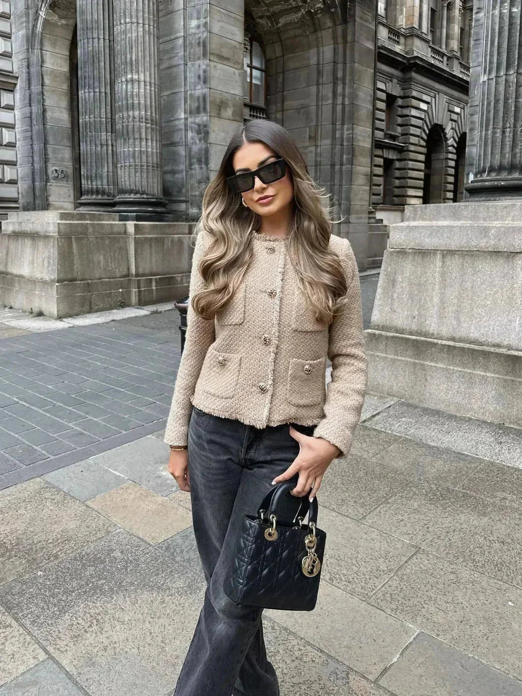 Veste femme en tweed beige avec boutons, coupe classique adaptée aux occasions élégantes.