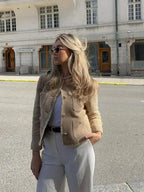 Veste femme en tweed beige avec boutons, coupe classique adaptée à des tenues quotidiennes variées.
