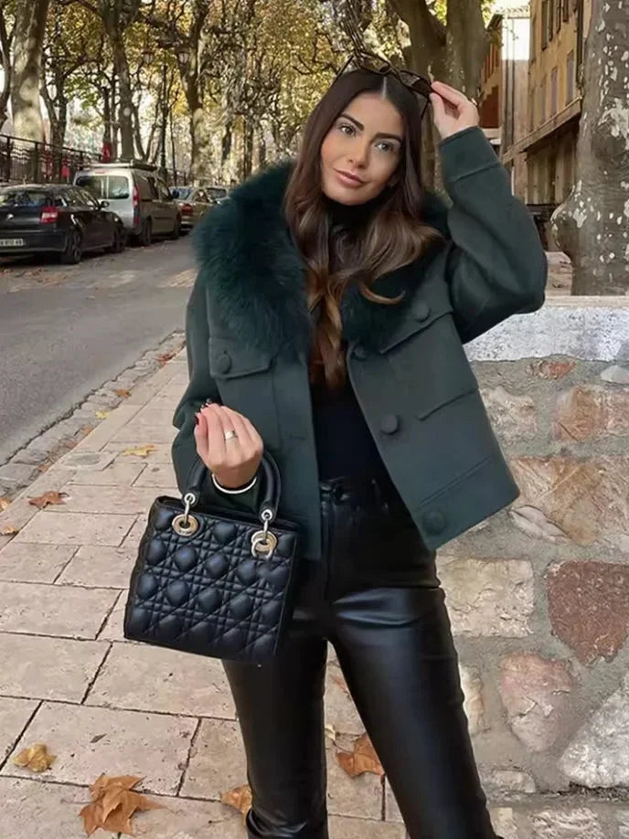 Dunkelgrüne Damenjacke mit faux Fur Kragen, ideal für kalte Tage, aus warmem und bequemen Material gefertigt.