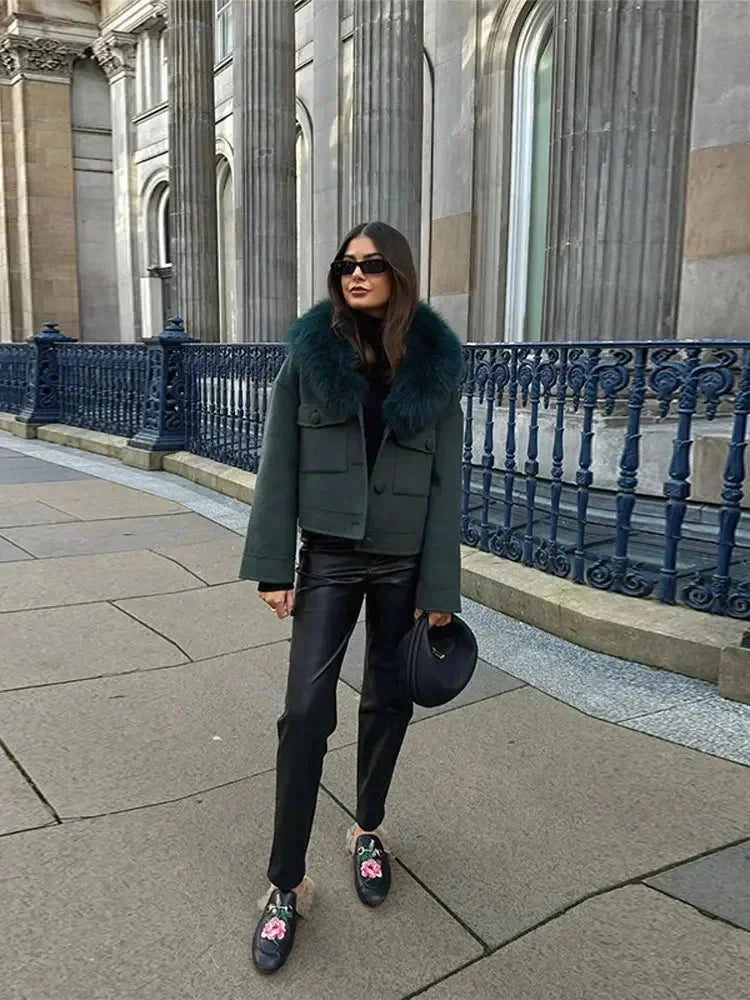 Veste femme vert foncé avec col en fausse fourrure, coupe classique et matière douce pour les journées fraîches.