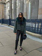 Dunkelgrüne Damenjacke mit faux-fur Kragen, klassische Passform und weiches, warmes Material für kühlere Tage.