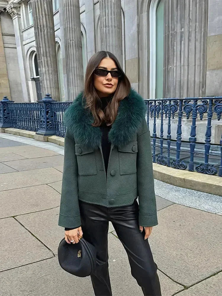 Veste femme vert foncé avec col en fausse fourrure et coupe moderne pour un confort optimal.