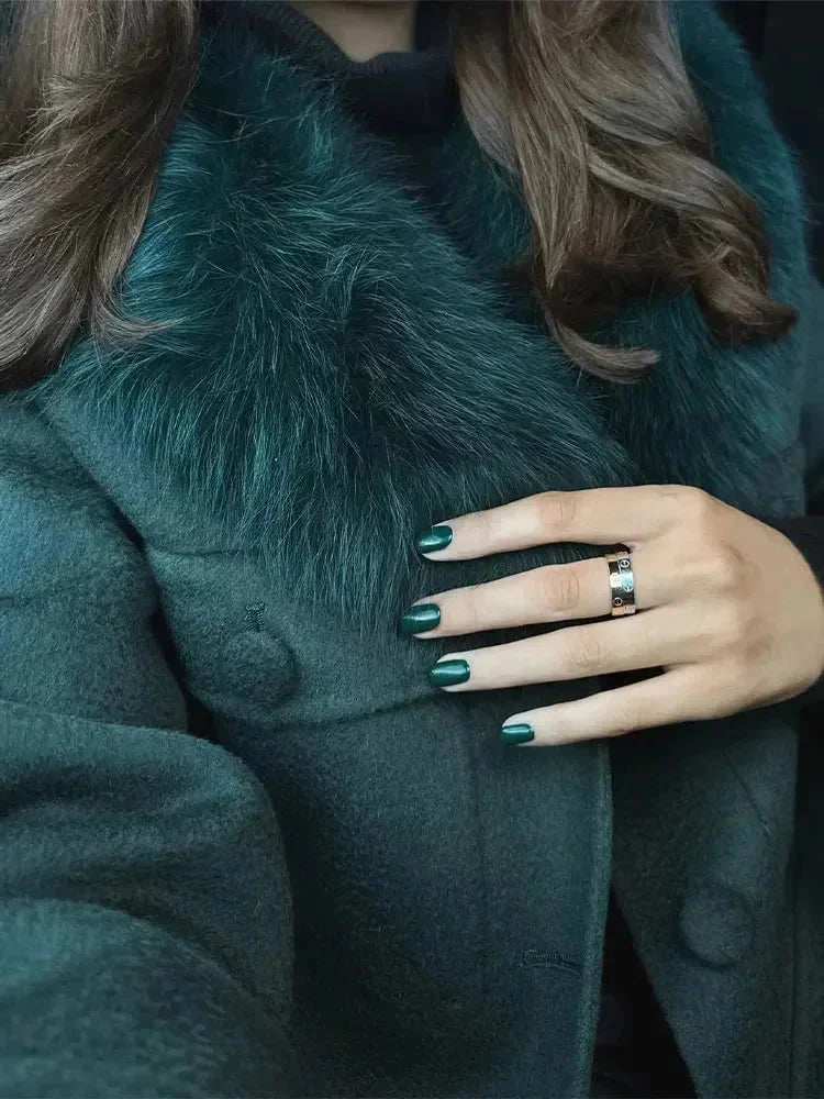 Veste femme vert foncé en matériau doux, avec col en fausse fourrure et coupe élégante.