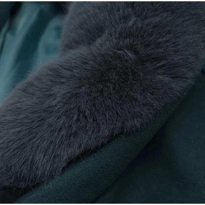 Veste femme vert foncé avec col en fausse fourrure, coupe élégante et tissu résistant pour un confort optimal.