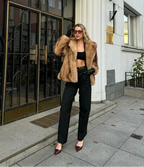 Veste marron pour femme avec fermeture éclair et tissu doux, design moderne.