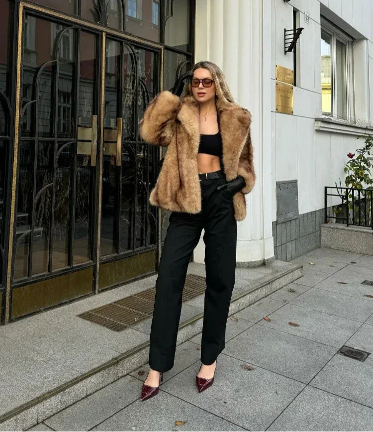 Veste marron pour femme avec fermeture éclair et tissu doux, design moderne.