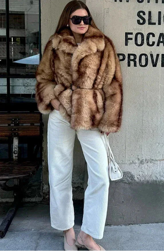 Veste marron pour femme en matériau doux, avec fermeture éclair et coupe moderne.