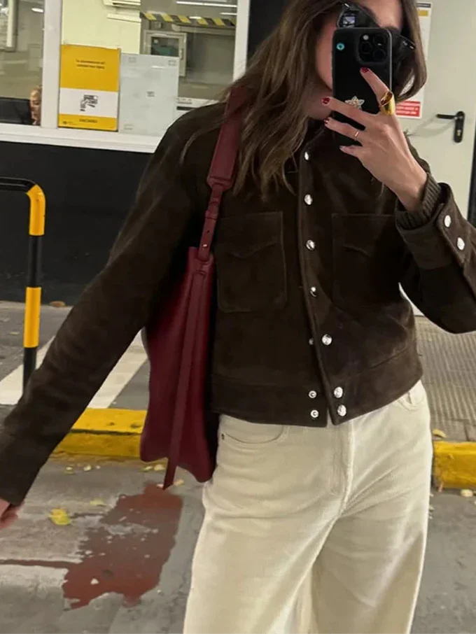 Veste marron en coton pour femme avec fermeture à boutons et poches pratiques.