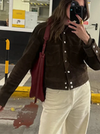 Veste marron en coton pour femme avec fermeture à boutons et poches pratiques.