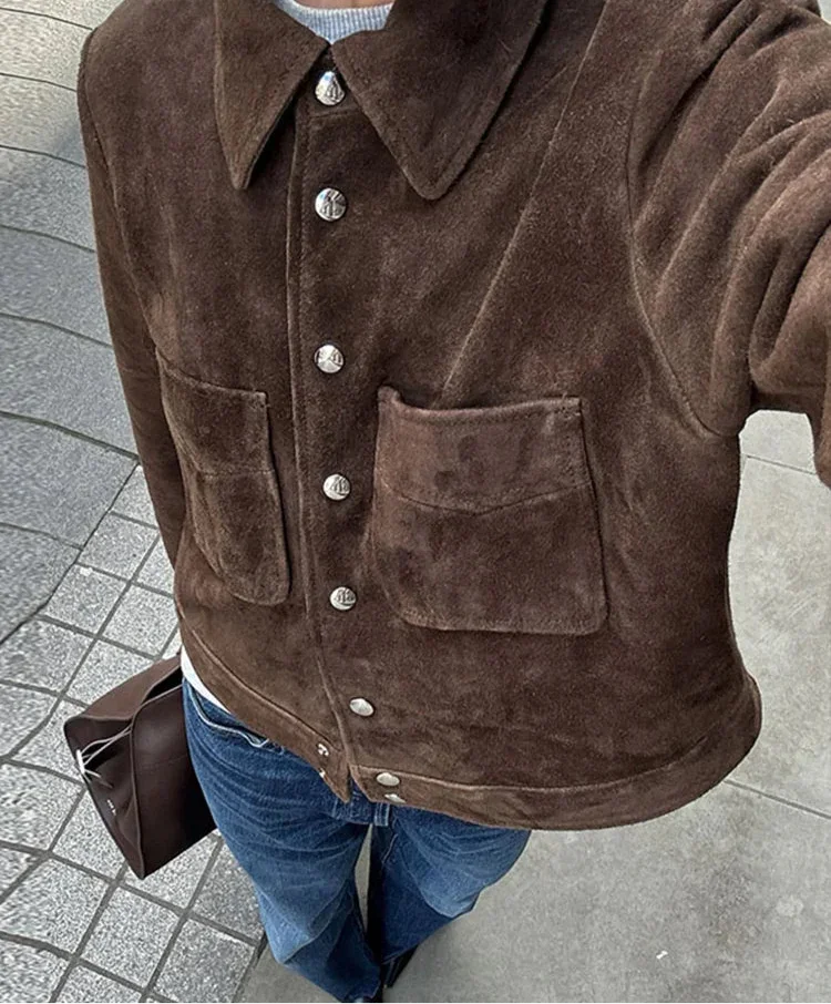 Veste marron en coton pour femme avec boutons et poches, adaptée pour un usage quotidien.