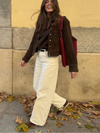 Veste marron en coton pour femme, avec boutons et poches, design classique adapté à divers styles.