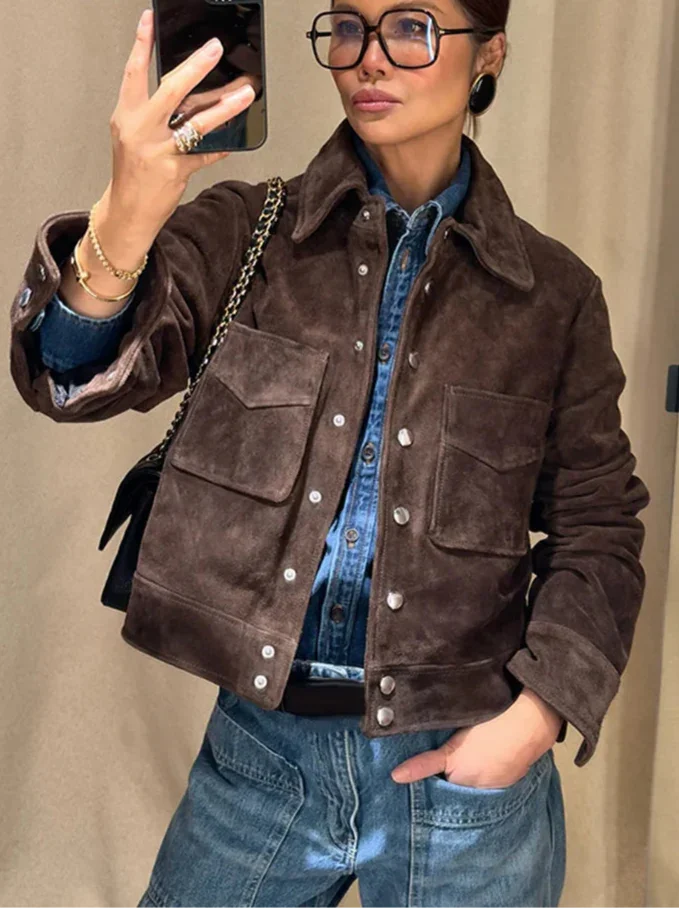 Veste marron en coton pour femme, avec boutons et poches pratiques.