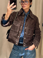 Veste marron en coton pour femme, avec boutons et poches pratiques.