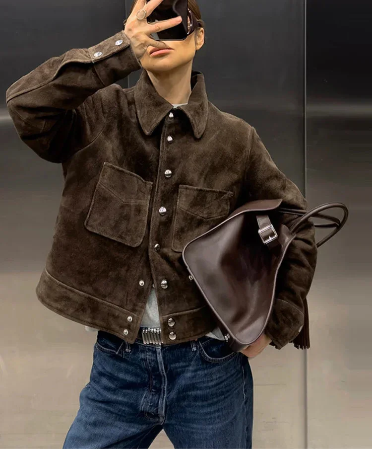 Veste marron en coton pour femme, avec boutons et poches pratiques.