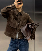 Veste marron en coton pour femme, avec boutons et poches pratiques.