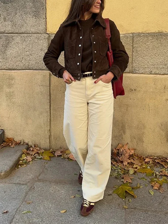 Veste marron en coton pour femme, avec boutons et poches, adaptée aux tenues quotidiennes et aux saisons intermédiaires.