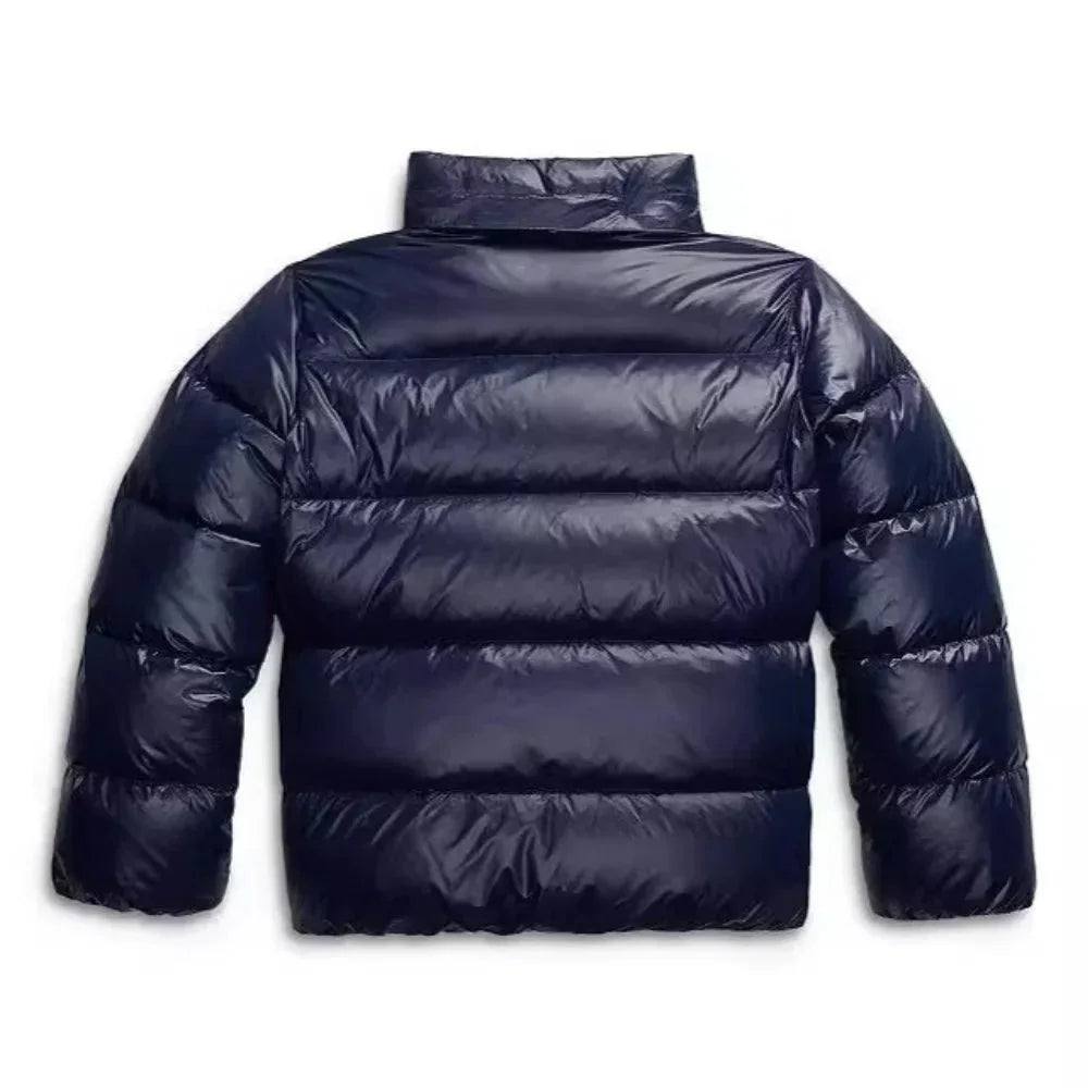 Veste matelassée bleue pour femme, avec capuche, design matelassé et fermeture éclair, idéale pour les jours froids.