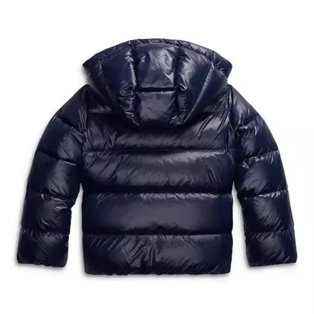Veste matelassée bleue pour femme avec capuche, poches latérales, conçue pour les journées froides.