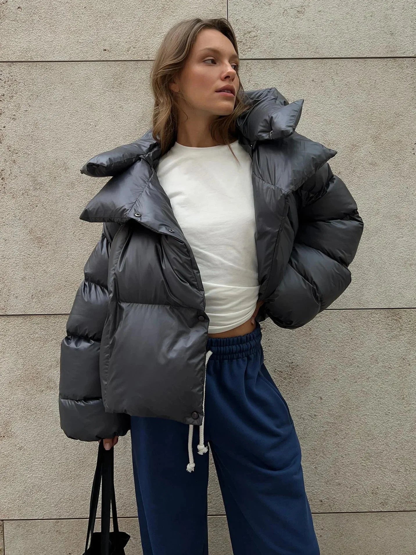 Oversize Steppjacke für Frauen mit hohem Kragen, aus strapazierfähigem Polyester, ideal für kalte Tage.