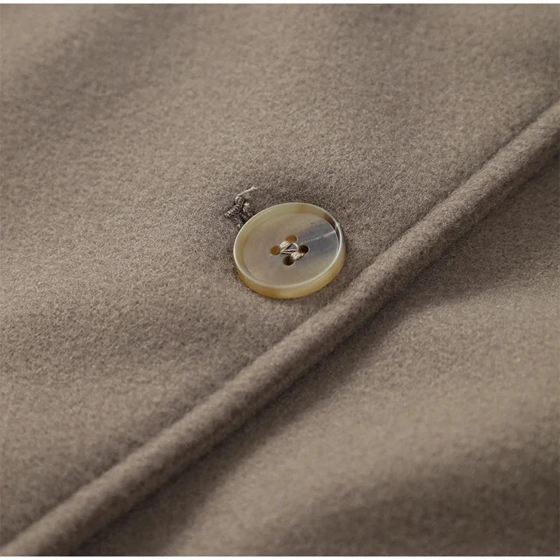 Veste femme ample avec boutons, en coton léger, adaptée pour le quotidien et les tenues variées.