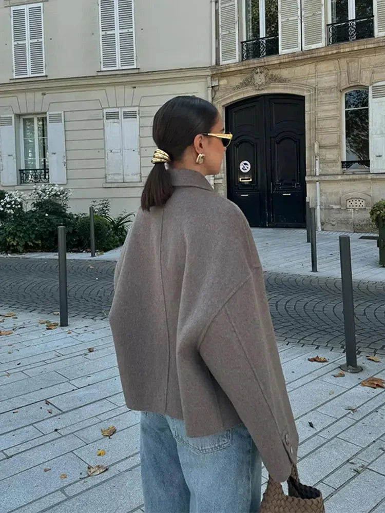 Veste blanche femme en polyester, coupe ample, avec boutons, adaptée pour des looks décontractés.