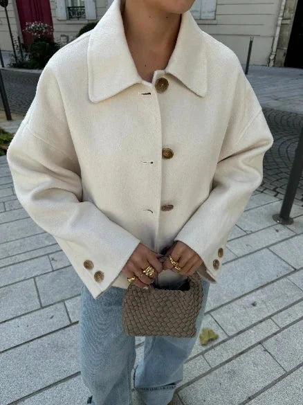 Veste blanche femme à coupe ample, en mélange de coton, avec boutons visibles et poches.