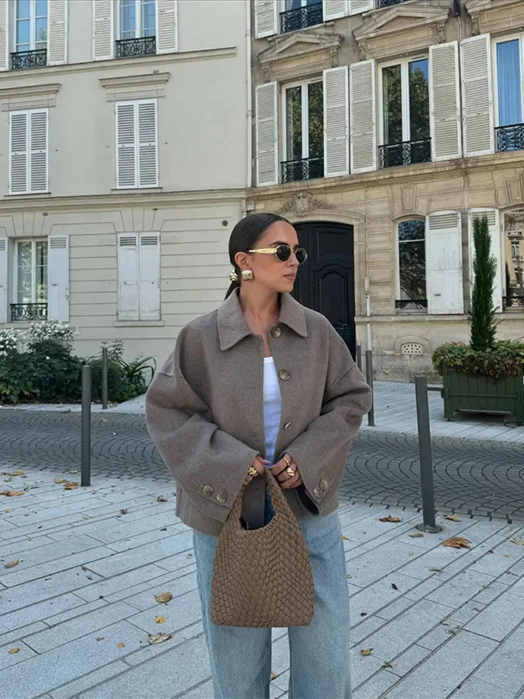 Veste femme marron à coupe ample, boutons sur le devant et poches pratiques.