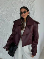 Veste oversize femme en similicuir bordeaux avec larges revers et design moderne.