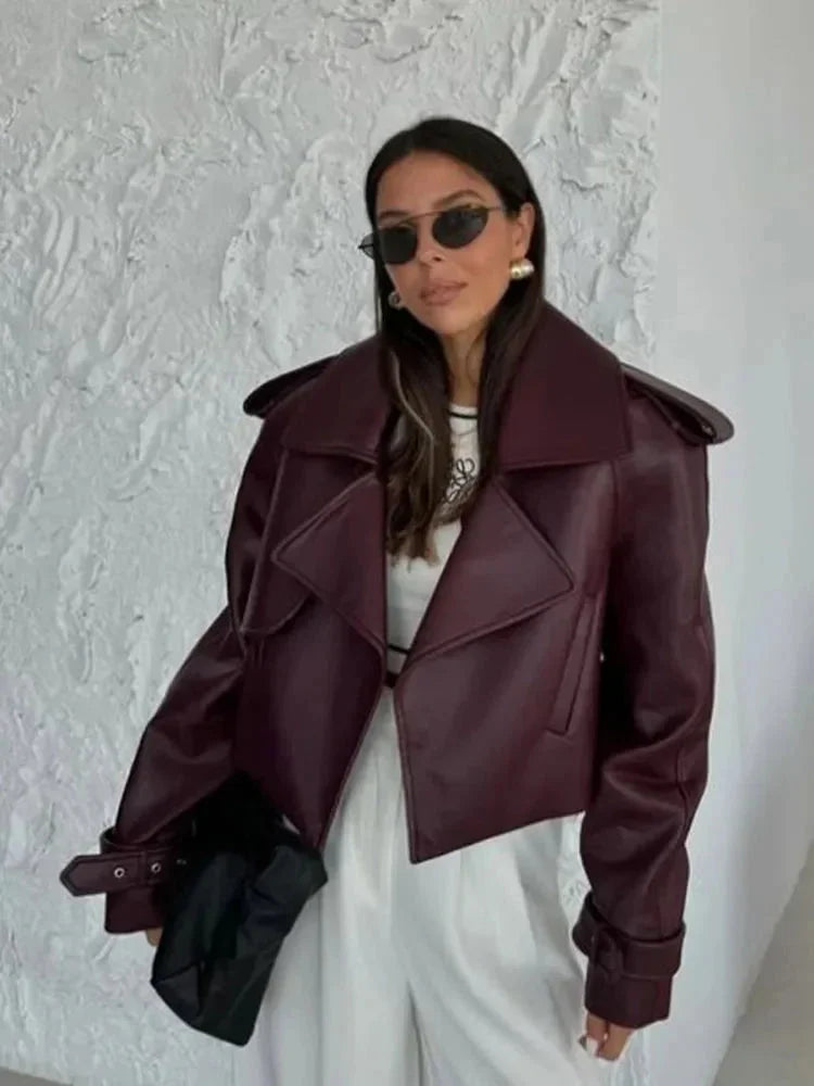 Veste oversize femme en similicuir bordeaux avec larges revers et design moderne.