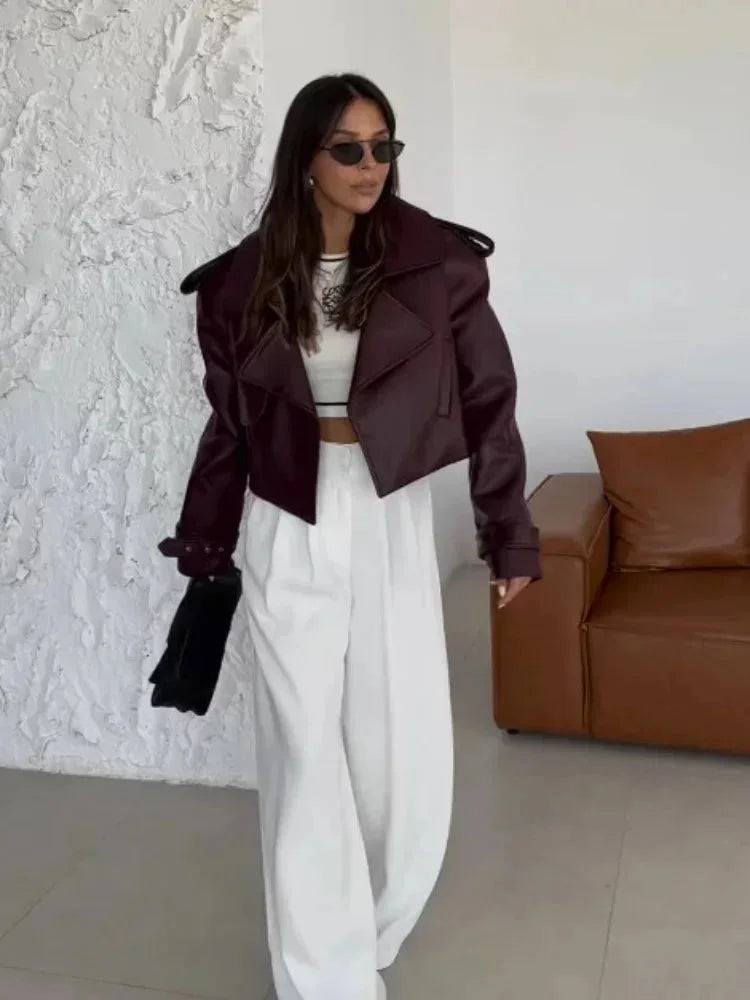 Veste oversize femme bordeaux en similicuir avec larges revers et coupe décontractée.