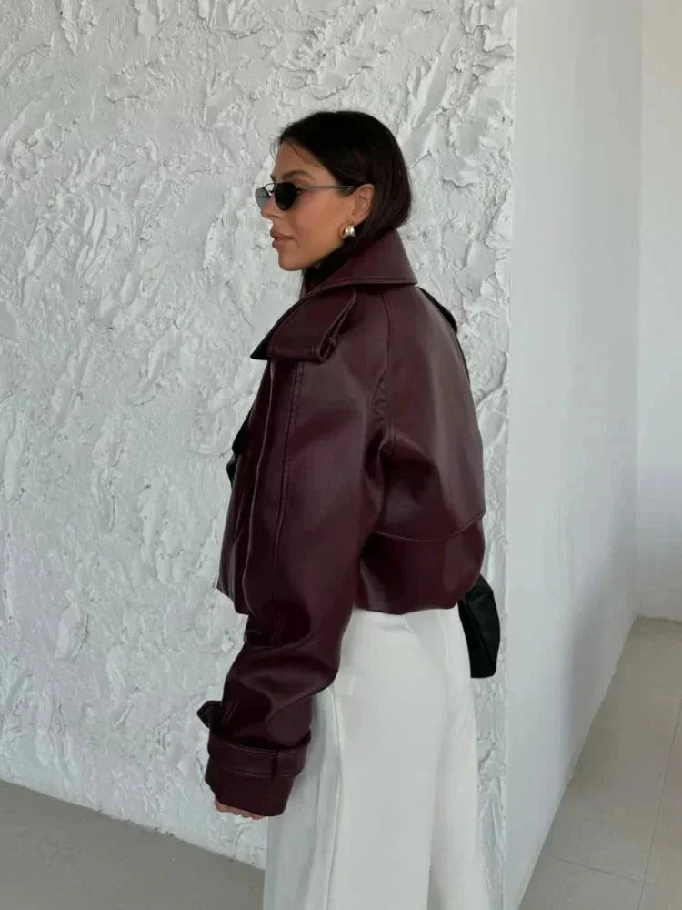 Veste oversize femme en similicuir bordeaux avec larges revers et coupe décontractée.
