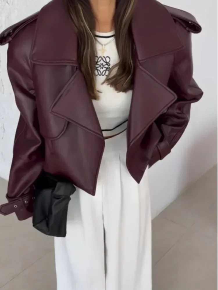 Veste oversize femme en similicuir bordeaux avec larges revers et coutures élégantes.