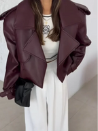 Veste oversize femme en similicuir bordeaux avec larges revers et coutures élégantes.