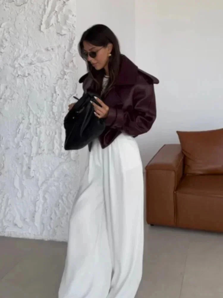 Veste oversize femme en similicuir bordeaux avec larges revers et coupe moderne, parfaite pour des tenues décontractées.