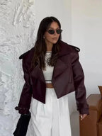 Veste oversize femme en similicuir bordeaux avec larges revers et coupe décontractée.