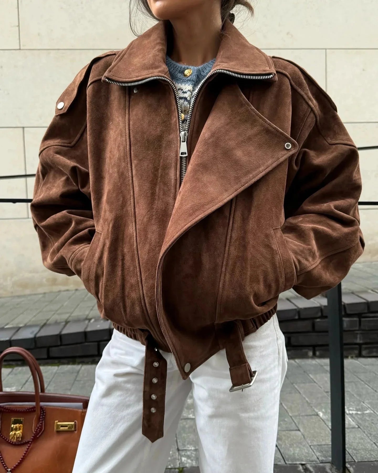 Oversize braune Damenjacke mit Reißverschluss und Stehkragen, aus weichem Material für einen lässigen Look.