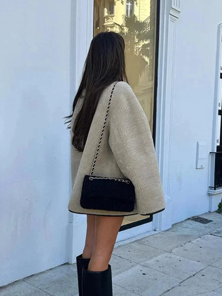 Veste polaire beige femme à boutons, design duffle, adaptée pour les journées fraîches.