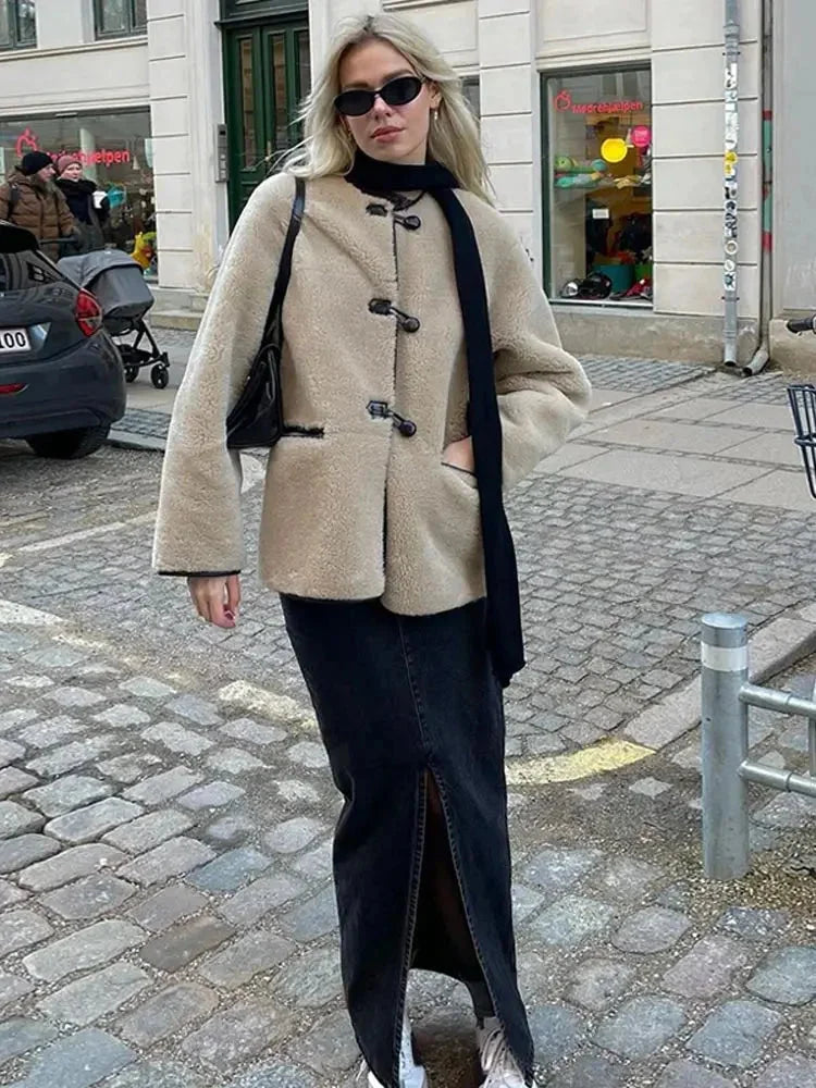 Veste polaire beige femme style duffle avec boutons et coupe confortable pour les journées fraîches.