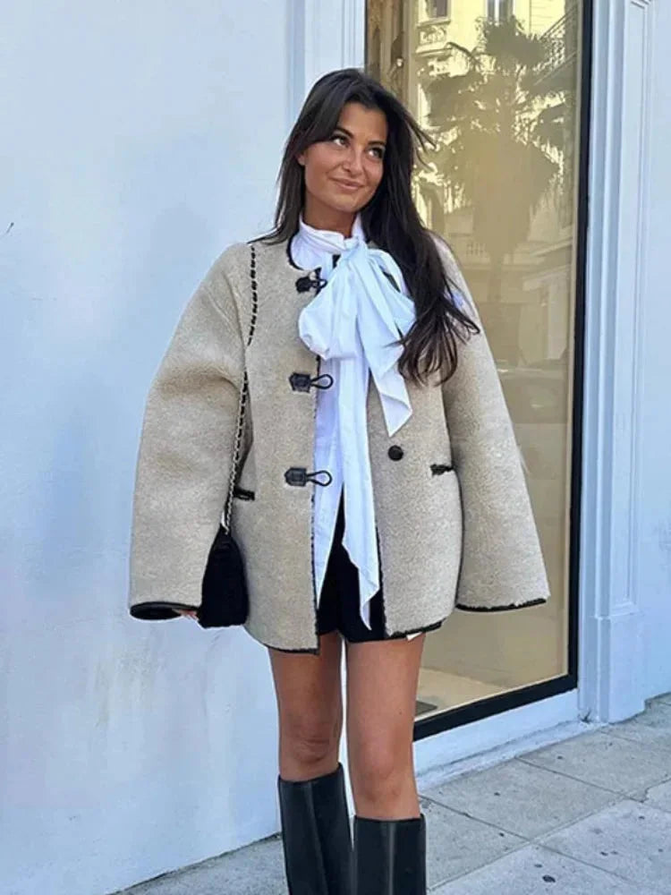 Veste polaire beige femme style duffle avec boutons, coupe classique, adaptée pour les journées froides.