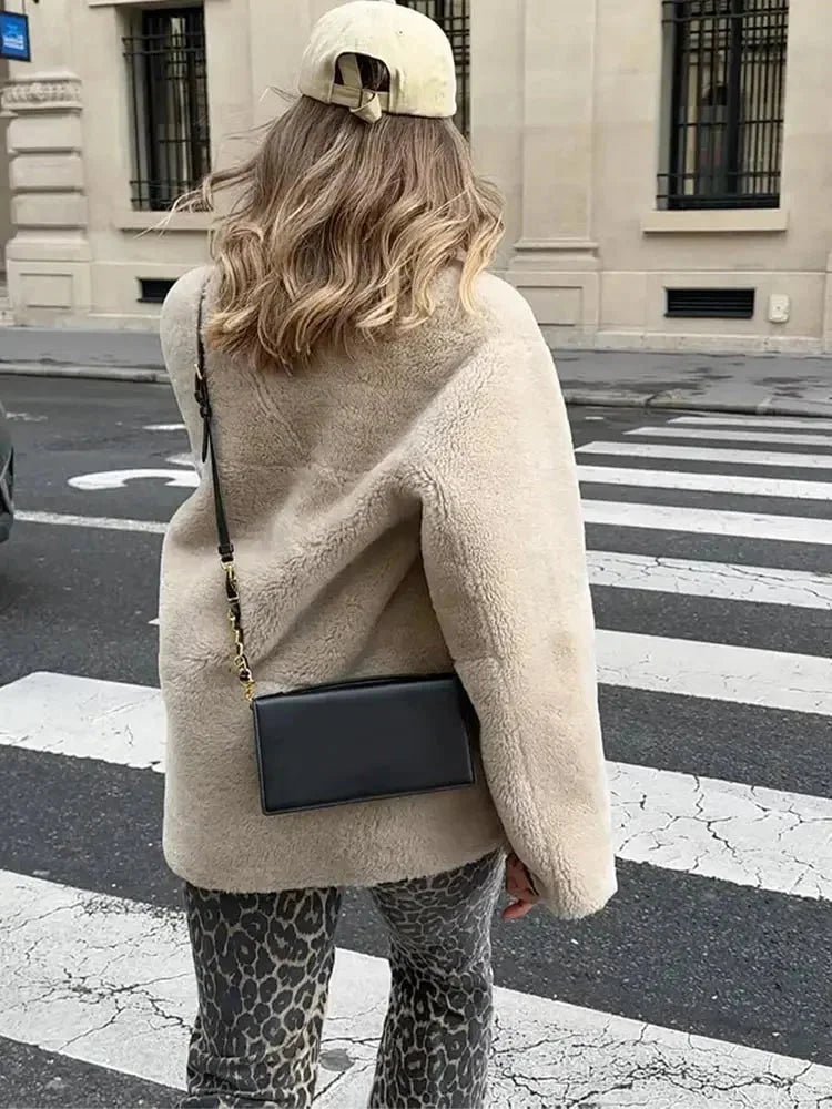 Veste polaire beige femme style duffle avec boutons, poches pratiques et coupe confortable pour les journées froides.