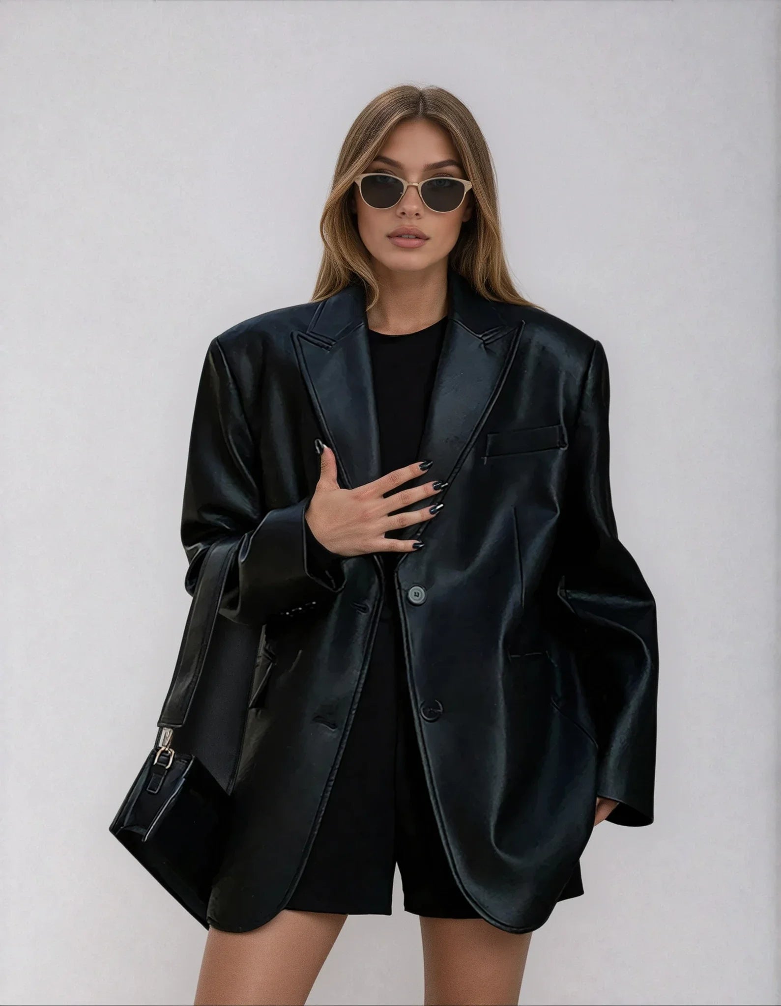 Veste surdimensionnée en simili cuir noir avec col revers pour un style décontracté.