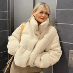 Beige teddy pufferjacke für Frauen mit steigendem Kragen, gemütlichem Material und ideal für kalte Tage.