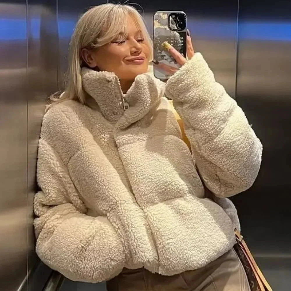 Veste teddy puffer beige femme à col montant, en matériau doux avec une doublure confortable.