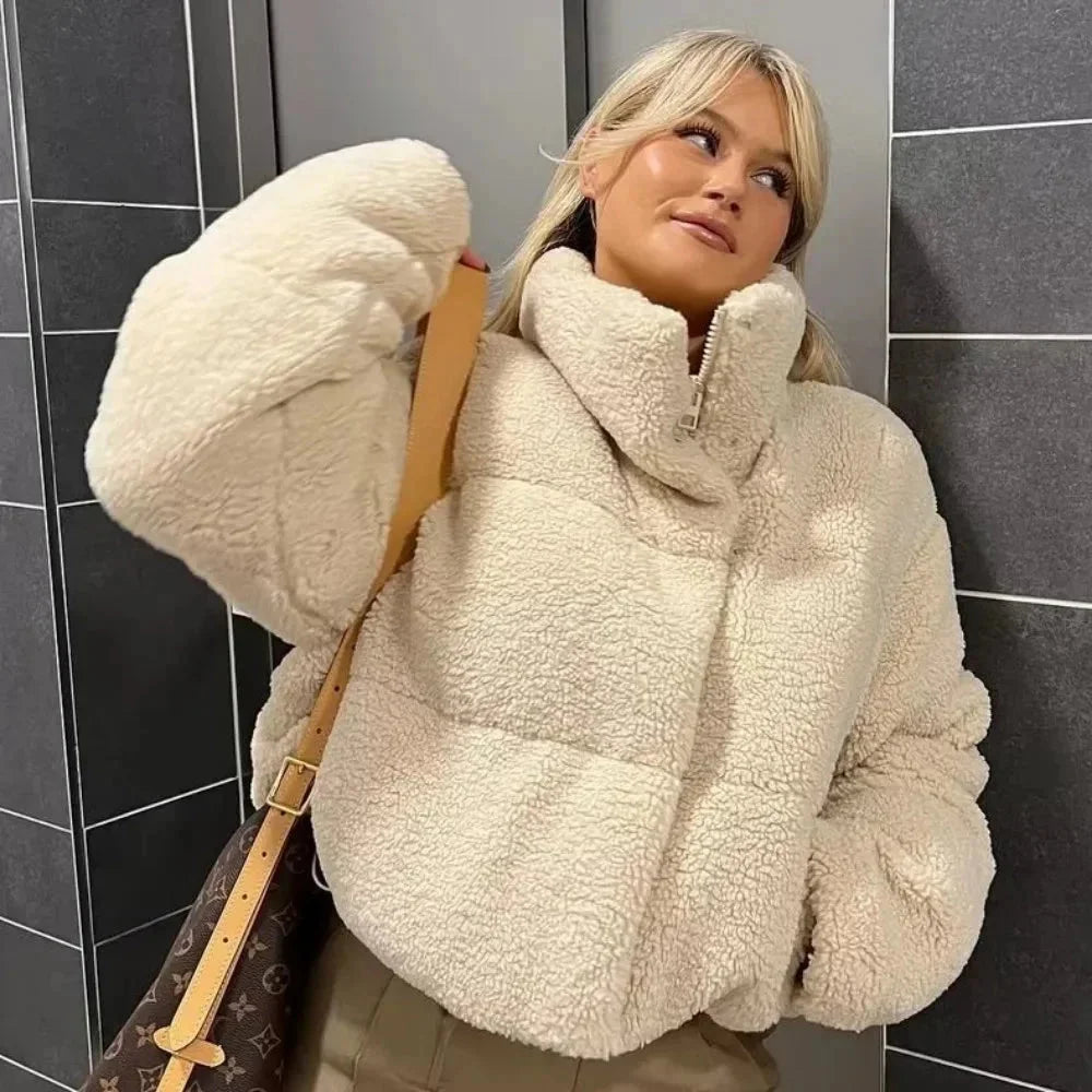 Beige Teddy-Pufferjacke für Frauen mit hohem Kragen, gefertigt aus weichem Material für zusätzlichen Komfort und Wärme.